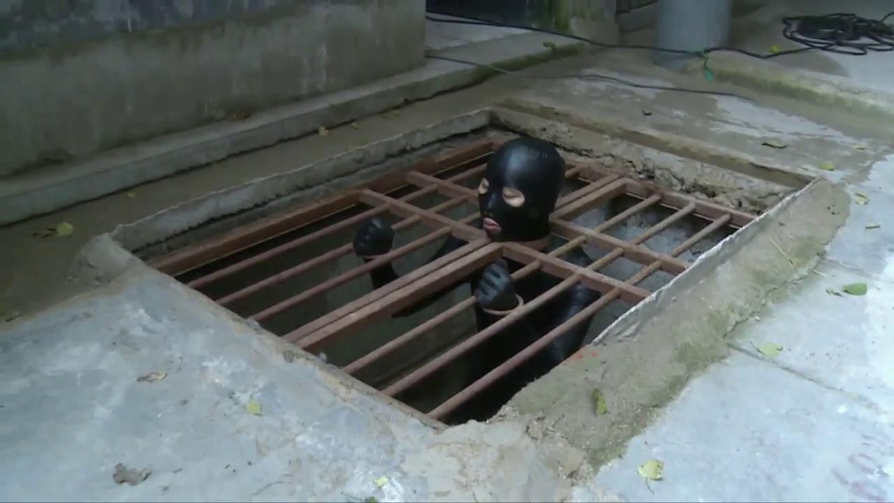 重镣押解 木枷牢笼 体验[00-09-37][20250417-211103123].jpg