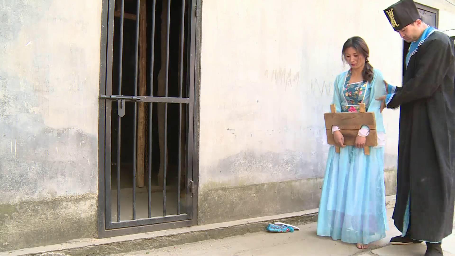 丽佳定拍 犯妇押解 漂亮女犯带枷赤足脚镣押解惩罚[00-31-40][20250419-225735313].jpg