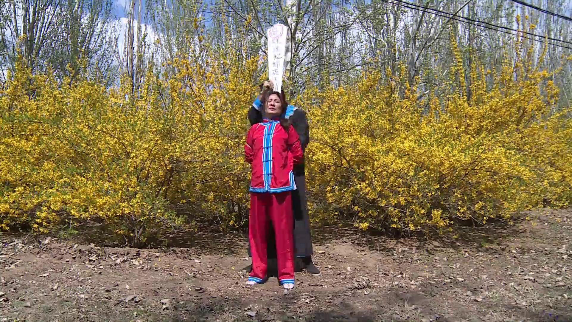 丽佳定拍 红罪衣镣铐押解 女犯带枷脚镣长途押解，五花大绑插标[00-12-27][20250504-23.jpg