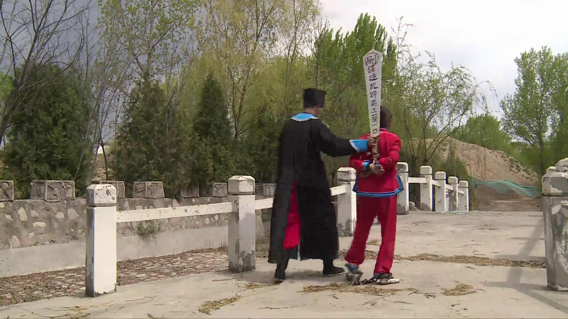 丽佳定拍 红罪衣镣铐押解 女犯带枷脚镣长途押解，五花大绑插标[00-24-13][20250504-23.jpg
