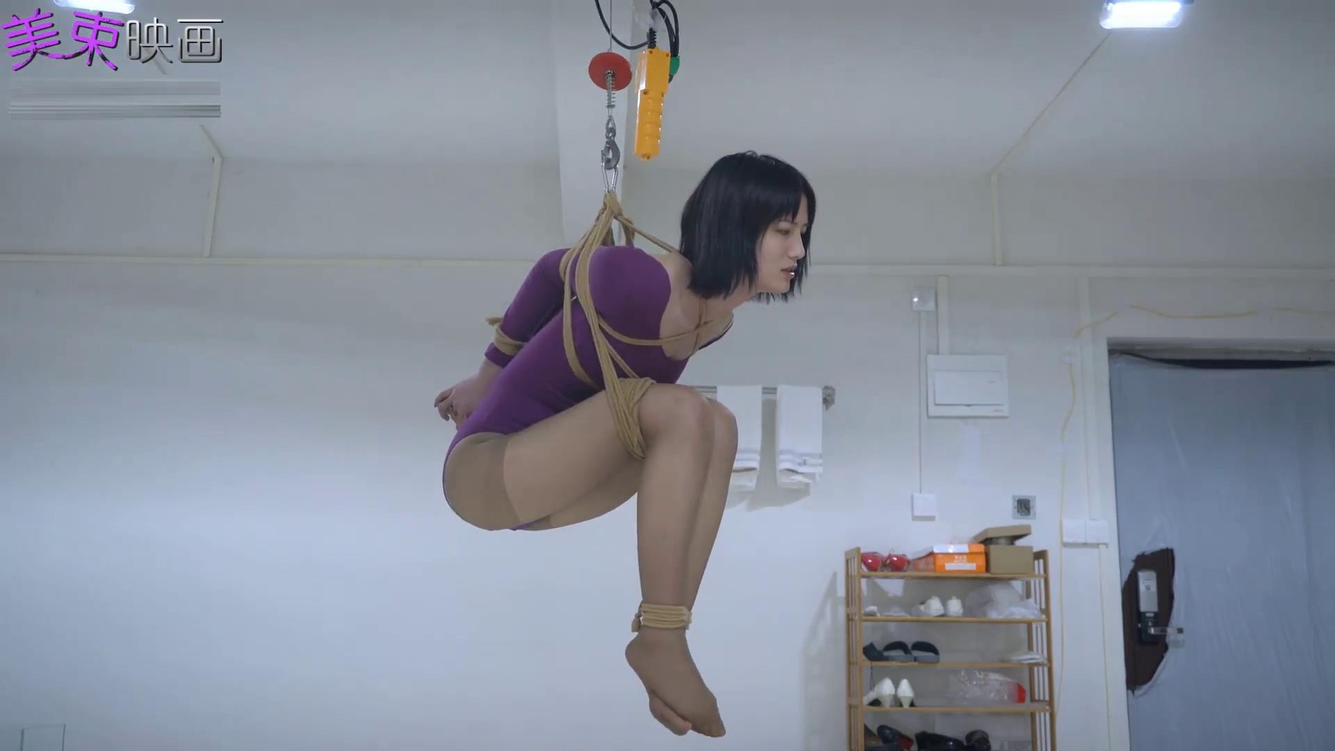 美束映画 像粽子一样被吊起 体操服[00-52-34][20251013-163146376].jpg