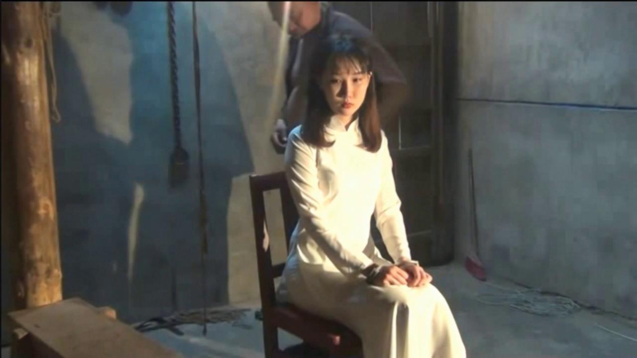 新胭脂扣 唐妮白旗袍 刑讯花絮[00-01-09][20251026-19190421].jpg